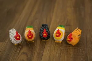 Ensemble de cinq figurines de poulets en bois sculptées à la main, déco de table.