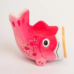 Détail d'ornement de poisson rose en bois sculpté, sculpture de bureau en bois massif.