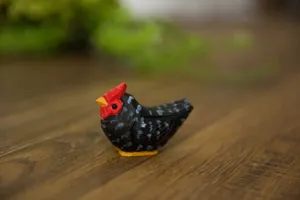 Figurine de poulet en bois sculptée et peinte à la main pour votre décoration de bureau.