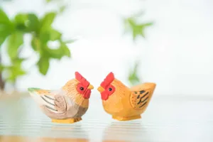 Détail de figurine de poulet en bois, jolie décoration de bureau animale faite main.