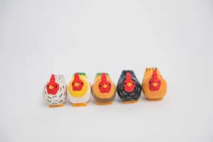 Ensemble de figurines de poulets en bois, charmants ornemens d'animaux de bureau faits à la main.