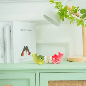 Ornement de poisson carpe chanceux en bois fait main décoration de bureau moderne.