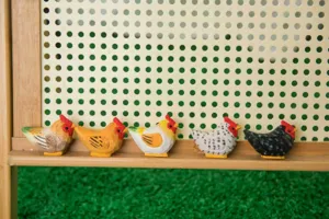 Détaillées figurines de poulet en bois sculptées à la main, joli décor de bureau charmant.
