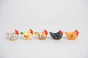 Détail de jolies figurines de poulet en bois faites main, décoration de bureau d'animaux.