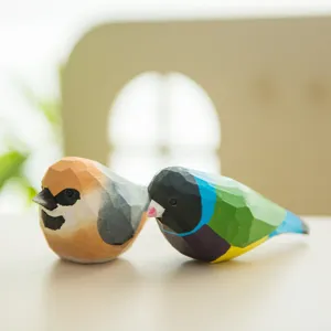 Ensemble de figurines d'oiseaux sculptées en bois, parfait pour la décoration de bureau et maison.