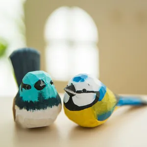Ensemble de figurines d'oiseaux en bois faits à la main, belle décoration de bureau.