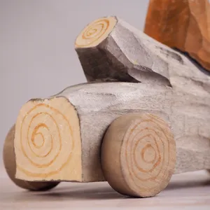 Hermoso coche de juguete de madera tallada a mano adorno de escritorio de tronco natural