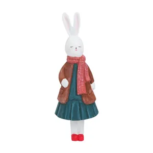 Handgefertigte hölzerne Kaninchenfigur mit Winterkleidung Schreibtisch Deko Geschenk.