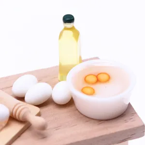 Miniatuur poppenhuis keuken voedsel set hars kookgereedschap olijfolie eieren model.
