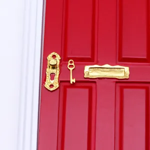 Porte rouge miniature de maison de poupée détaillée avec poignée dorée clé et boîte.