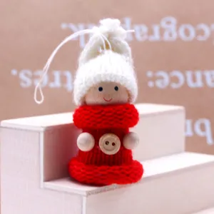Miniatur Holzpuppe Ornament mit Strickmütze und rotem Kleid für Puppenhaus Dekor.