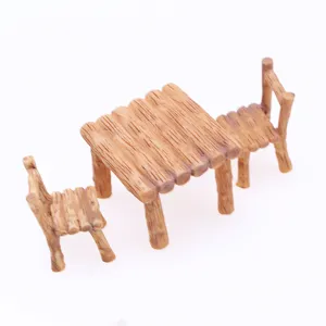 Miniatuur hars boomstamtabel en stoelen set voor poppenhuis en miniatuur tuindecoratie details.