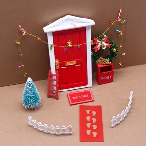Ensemble de porte miniature de Noël pour maison de poupée avec couronne et boîte aux lettres.