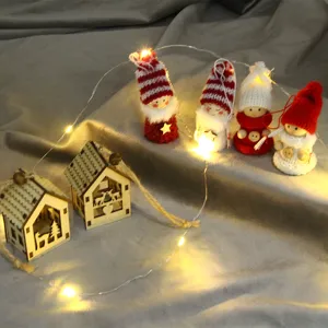 Weihnachtliche Miniatur Puppenhaus Deko Set mit Holzhäusern und süßen Zwerg Plüschpuppen.