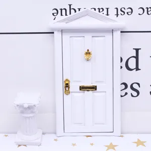 Detail porte pointue blanche maison de poupee miniature, decor scene quincaillerie doree.
