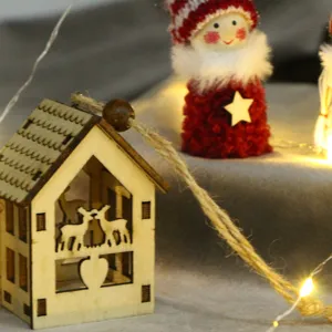 Holz Weihnachts Puppenhaus Anhänger Miniatur Ornament Detailansicht, festliche Feiertagsdeko.