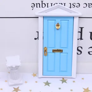 Miniature porte de maison de poupée bleue avec cadre blanc et quincaillerie dorée décor