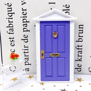 Porte violette miniature pour maison de poupées avec cadre blanc et quincaillerie dorée.