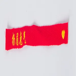 Rotes besticktes Stoffband Detail, dekoratives DIY Webband mit chinesischem Text und Herz.