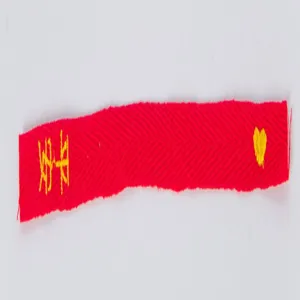 Rotes besticktes Stoffband Band mit chinesischem Ping An Zeichen und Herz für DIY Handwerk.