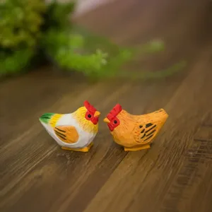 Figurines artisanales en bois de coq et poule pour décoration intérieure créative et bureau.