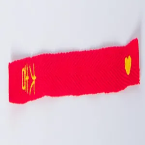 Rotes besticktes Stoffband als Mini-Dekorationsband mit glücklichen Worten und Herz.
