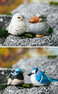 Vue détaillée d'oiseaux en bois sculptés main, présentant une peinture fine et une texture naturelle.