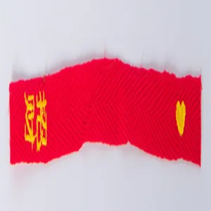 Rotes besticktes Stoffband Detail, chinesisches Glückszeichen mit niedlichem gelben Herz.