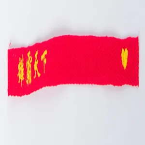 Rotes besticktes Stoffband Band mit gelbem chinesischem Text und Herzmuster Handwerk.