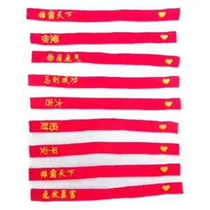 Roter bestickter Stoffstreifen als Mini-Schal mit chinesischem Text und rotem Herz.