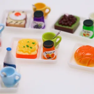 Miniatur Puppenhaus Essen Spielzeug Set Detail mit süßem Toast, Marmeladengläsern und Tassen.