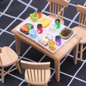 Puppenhaus Miniatur Frühstücks-Set mit Toast, Marmeladengläsern, Tassen und Holztisch.