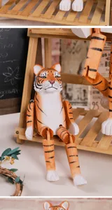 Handgefertigte holzgeschnitzte Tigerfigur mit beweglichen Gelenken fuer die Dekoration.
