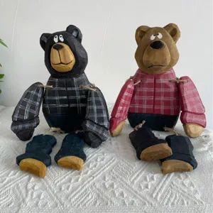Ensemble de figurines d'ours en bois faits à la main, déco de jambes pendantes.