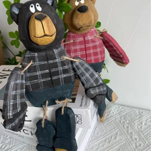 Figurines d'ours en bois faites a la main avec jambes pendantes et chemises a carreaux, deco de table.