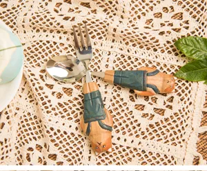 Set di posate con manico in legno e forchetta cucchiaio intagliati per dessert e frutta.