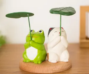 Handmade wooden frog and cat ornament holding lotus leaf umbrella for cute desktop decor.