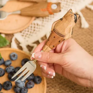 Simpatica forchetta da frutta in legno gatto con rebbi in acciaio, ideale per dolci e frutta.