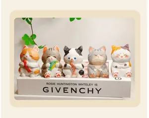 Primer plano detallado de lindas figuras de gatos de madera hechas a mano para decoración.