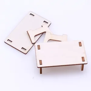 Λεπτομερής όψη ξύλινου τραπεζιού κουκλόσπιτου, κομμένα μέρη μικρογραφίας επίπλων.