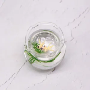 Miniatur Glas Fischglas Detailaufnahme, niedliches Mikrolandschaft Puppenhaus Zubehör mit Fischen.