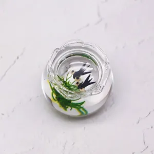 Miniatur Glas Fischglas Detailansicht mit Simulationsgoldfisch und grünen Wasserpflanzen.