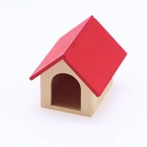 Vista detallada de caseta en madera miniatura, ideal para casa de muñecas y escena.