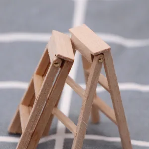 Dettaglio di scala a pioli in legno in miniatura, supporto per scena micro bambola BJD.