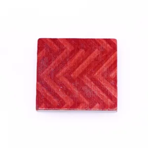 Dettaglio piastrella in legno miniatura, motivo spina pesce rosso accessorio bambola.
