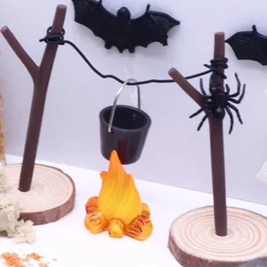 Miniatuur Halloween poppenhuis decoratie set met kampvuur ketel en spinnen rekwisieten.