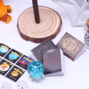 Mini poppenhuis Halloween heks props set, kleine boeken en glazen bol decoratie.