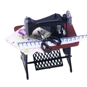 Puppenhaus Miniatur Retro Tretnähmaschine Modell mit winzigen Scheren und Stoff-Requisiten für BJD.