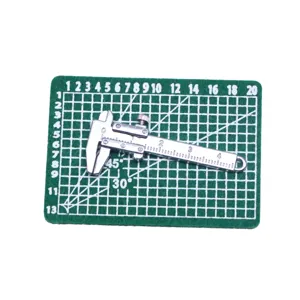 Poppenhuis miniatuur metalen schuifmaat detailweergave, micro leerscene meetinstrument.