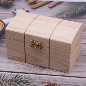 Nahaufnahme der Vintage Holzaufbewahrungsbox mit goldenem Verschluss auf rustikalem Tisch.